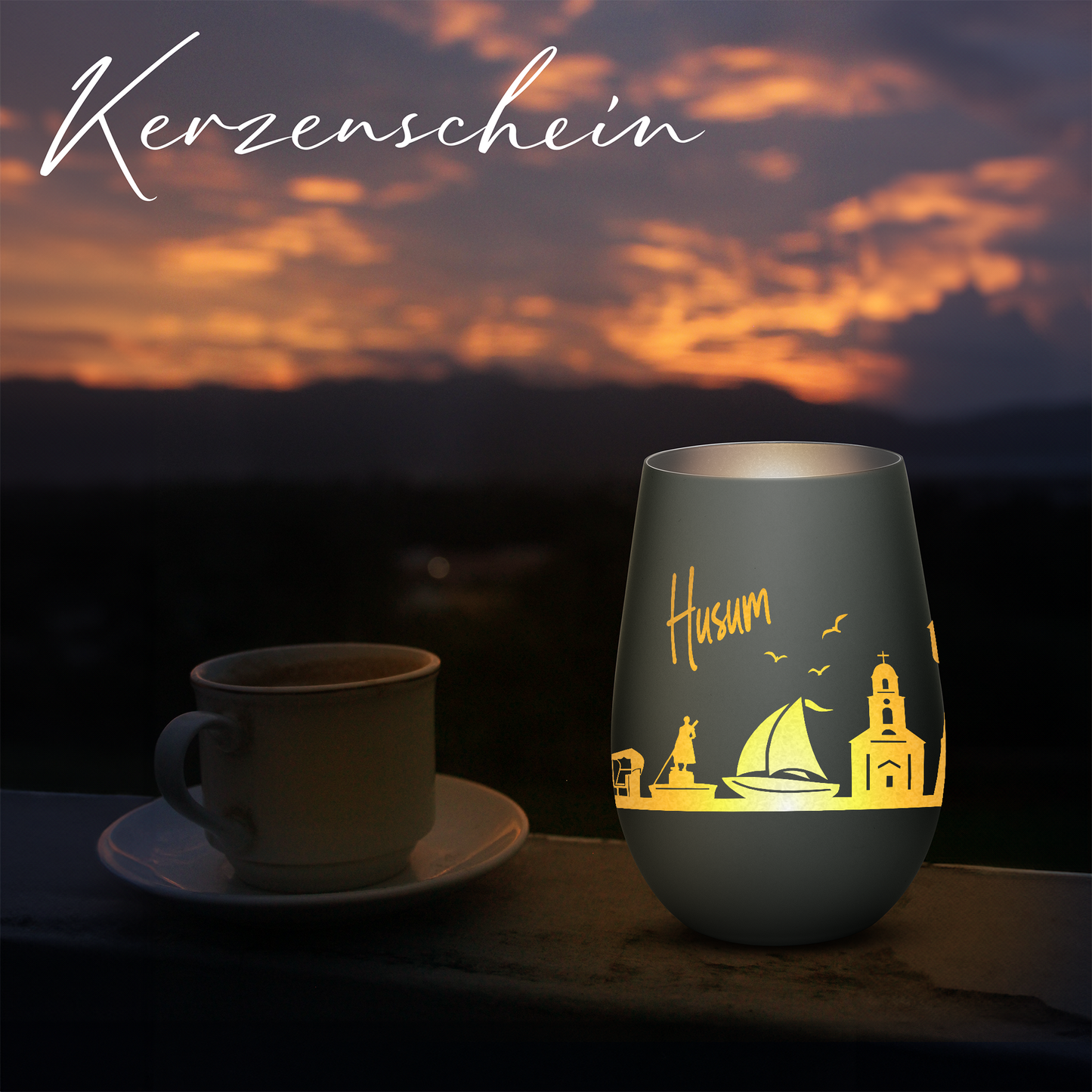 Hochwertiges Glas Windlicht mit Gravur "SKYLINE HUSUM" in der Farbe Schwarz/Silber