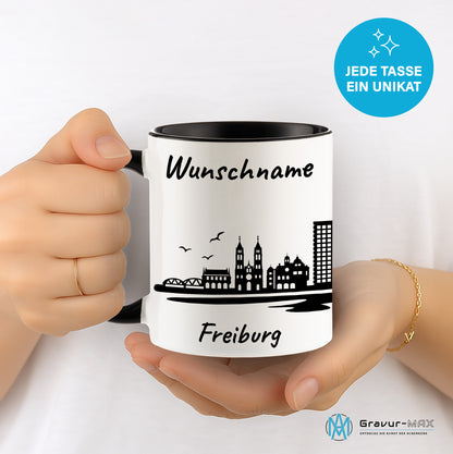 Tasse in Schwarz 330ml bedruckt mit der Skyline von Freiburg personalisierbar mit Wunschname