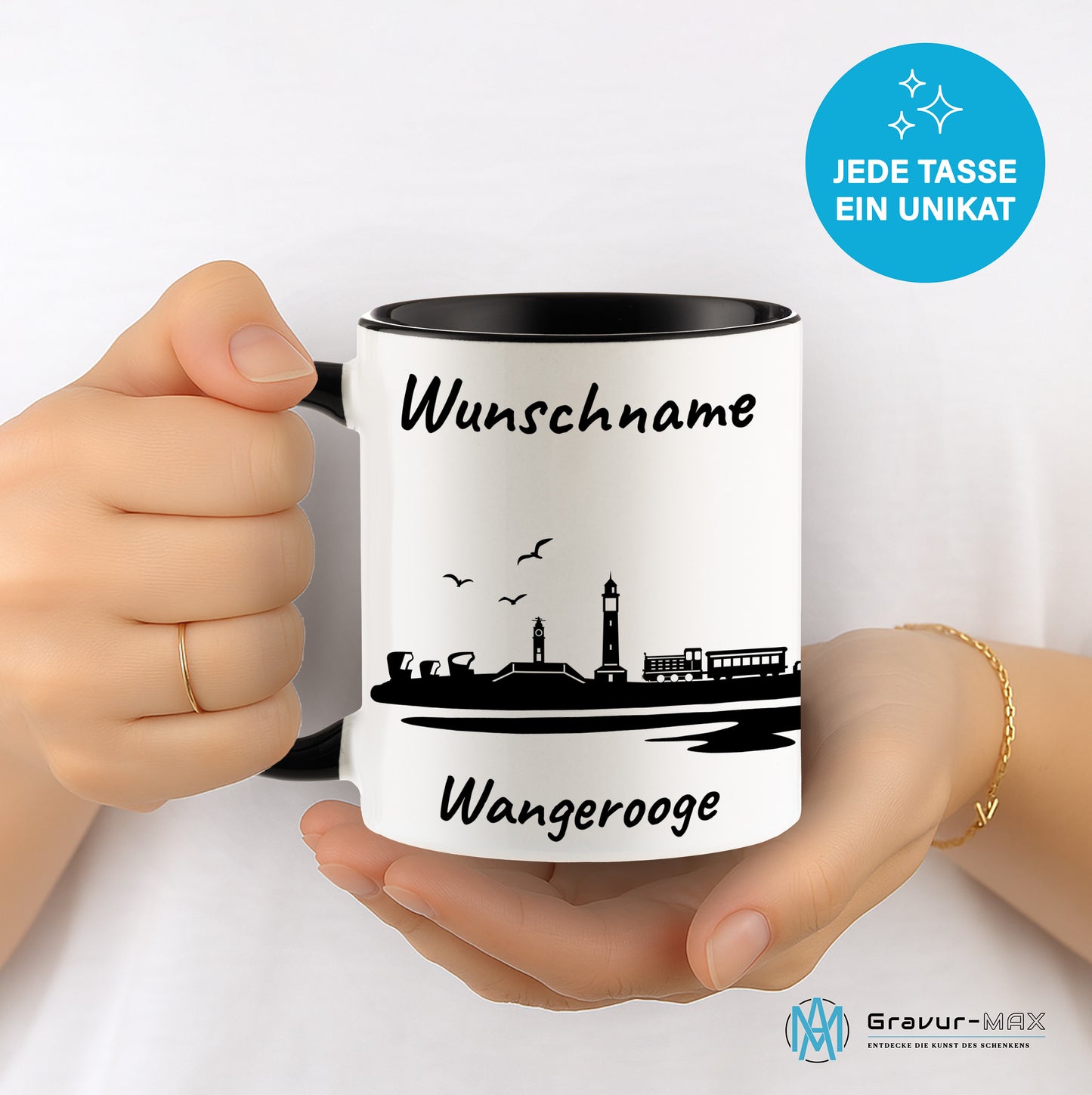 Tasse in Schwarz 330ml bedruckt mit der Skyline von Wangerooge personalisierbar mit Wunschname