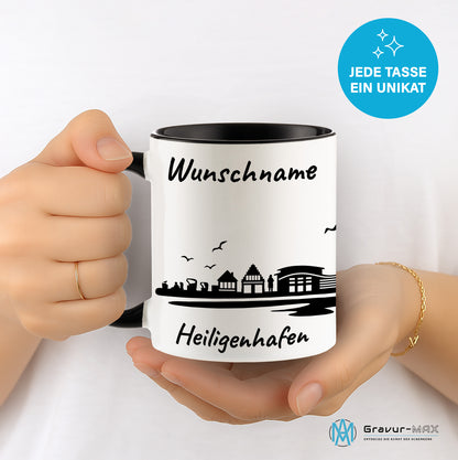 Tasse in Schwarz 330ml bedruckt mit der Skyline von Heiligenhafen personalisierbar mit Wunschname