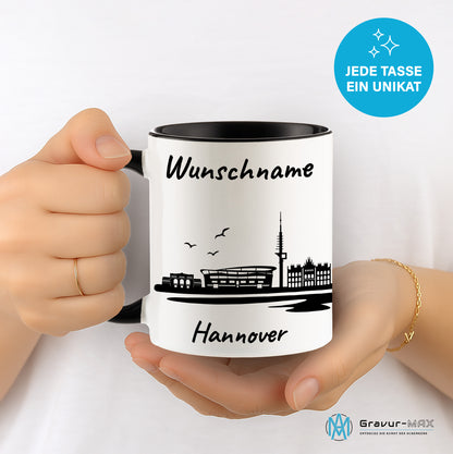 Tasse in Schwarz 330ml bedruckt mit der Skyline von Hannover personalisierbar mit Wunschname