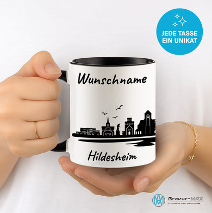 Tasse in Schwarz 330ml bedruckt mit der Skyline von Hildesheim personalisierbar mit Wunschname