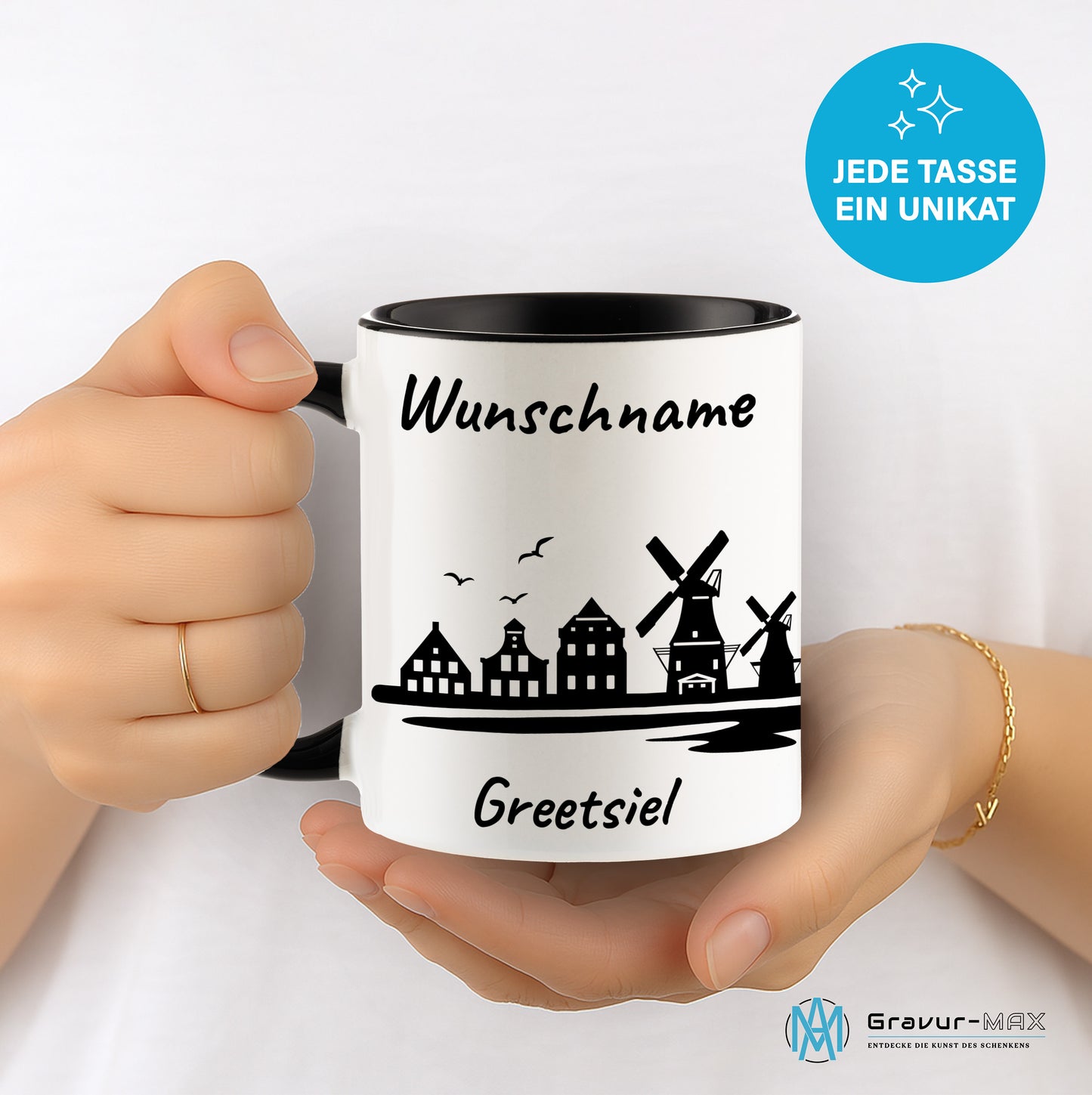 Tasse in Schwarz 330ml bedruckt mit der Skyline von Greetsiel personalisierbar mit Wunschname