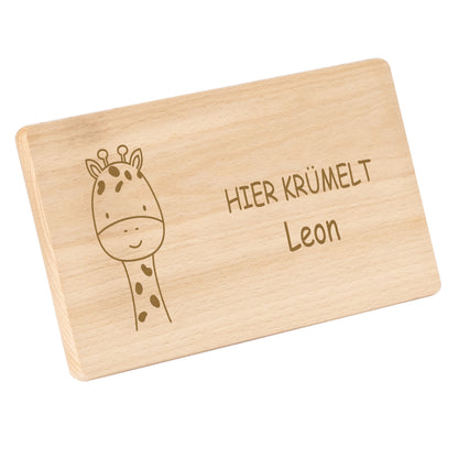 Frühstücksbrettchen 220x120mm mit Gravur "HIER KRÜMELT" niedliche Giraffe und Wunschname
