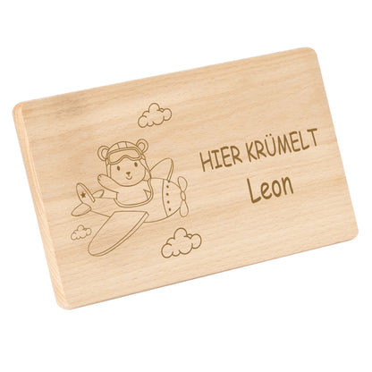 Frühstücksbrettchen 220x120mm mit Gravur "HIER KRÜMELT" Flugzeug mit Bär und Wunschname