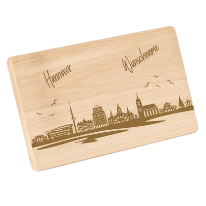 Frühstücksbrettchen 220x120mm mit Gravur mit der Skyline von Hannover personalisierbar mit Wunschname