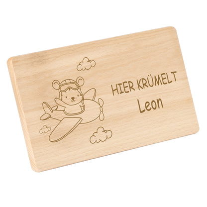 Frühstücksbrettchen 220x120mm mit Gravur "HIER KRÜMELT" Flugzeug mit Tiger und Wunschname