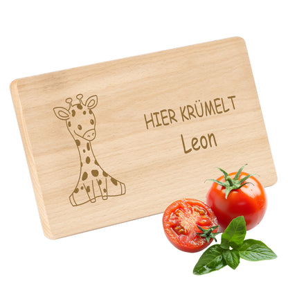 Frühstücksbrettchen 220x120mm mit Gravur "HIER KRÜMELT" mit Giraffe und Wunschname