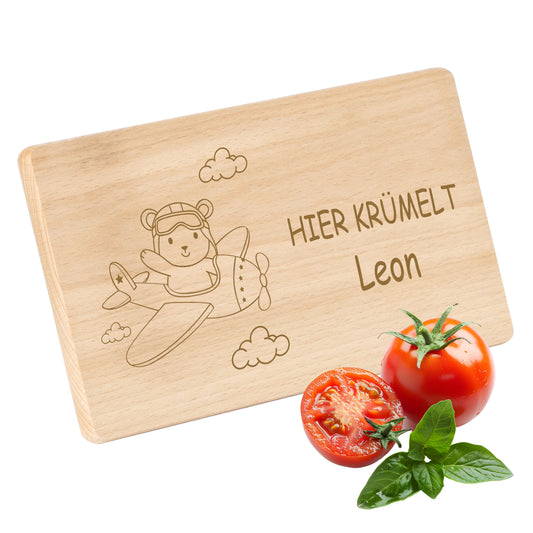 Frühstücksbrettchen 220x120mm mit Gravur "HIER KRÜMELT" Flugzeug mit Bär und Wunschname