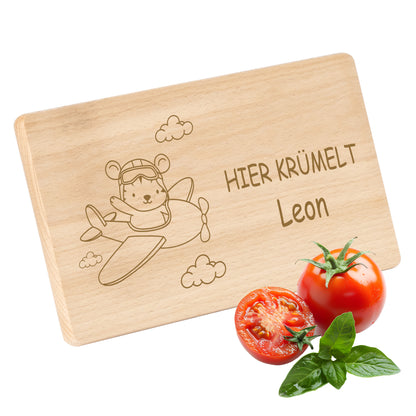 Frühstücksbrettchen 220x120mm mit Gravur "HIER KRÜMELT" Flugzeug mit Tiger und Wunschname