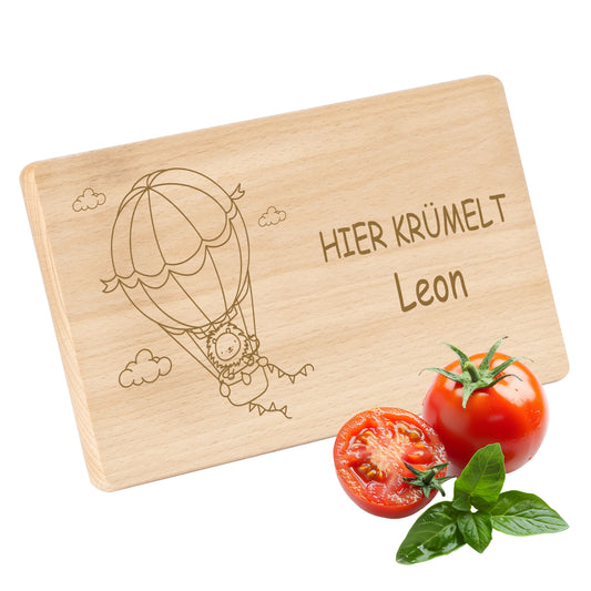 Frühstücksbrettchen 220x120mm mit Gravur "HIER KRÜMELT" Ballon mit Löwe und Wunschname