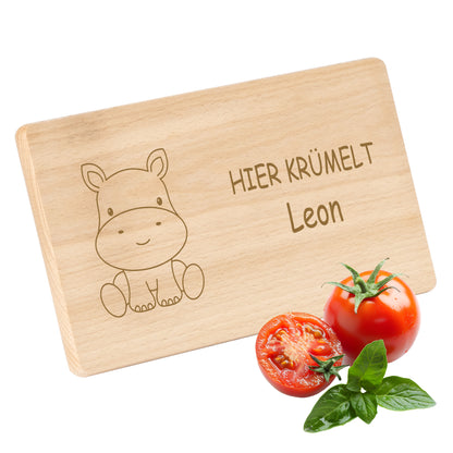 Frühstücksbrettchen 220x120mm mit Gravur "HIER KRÜMELT" mit Nilpferd und Wunschname