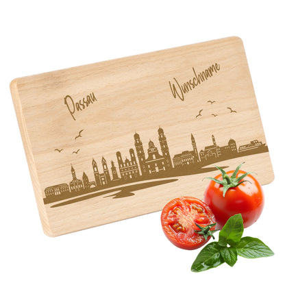 Frühstücksbrettchen 220x120mm mit Gravur mit der Skyline von Passau personalisierbar mit Wunschname