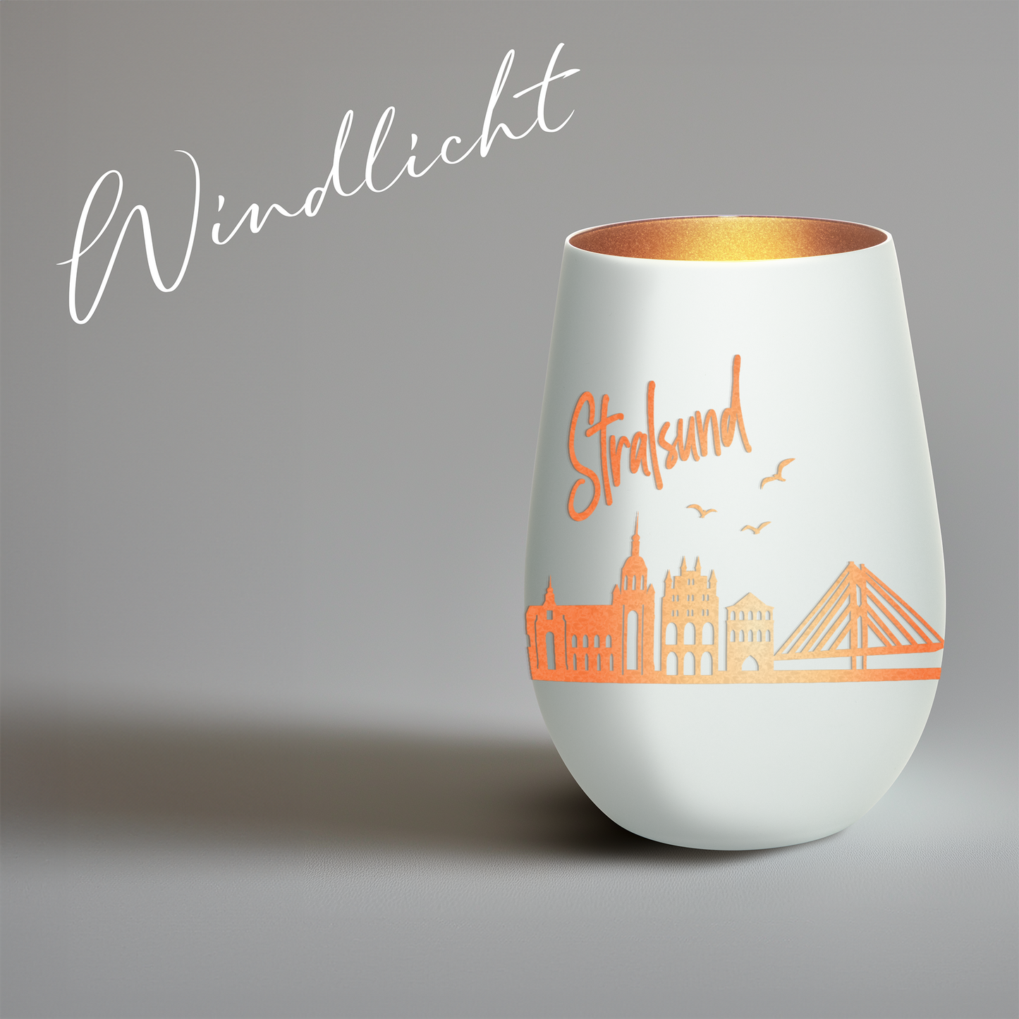 Hochwertiges Glas Windlicht mit Gravur "SKYLINE STRALSUND" in der Farbe Weiß/Bronze