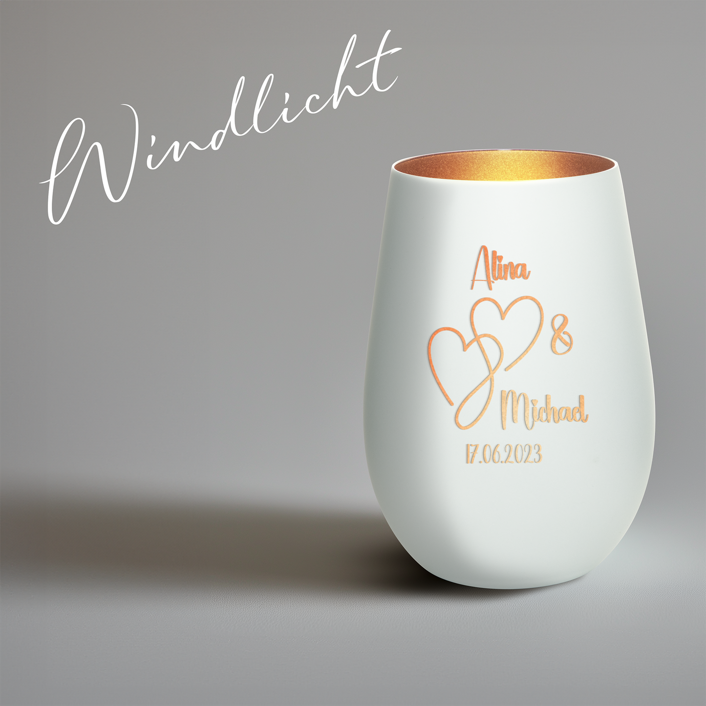 Hochwertiges Glas Windlicht mit Gravur "LIEBES WINDLICHT HERZ2" mit Wunschnamen und Datum in der Farbe Weiß/Bronze