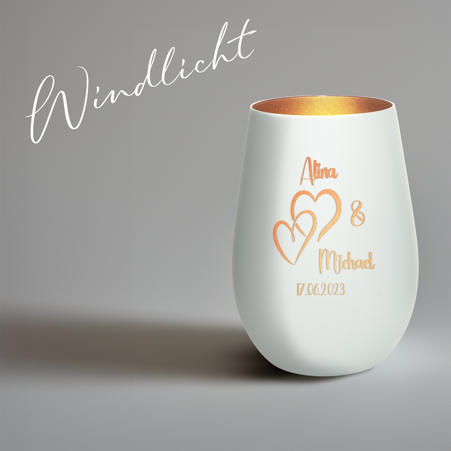 Hochwertiges Glas Windlicht mit Gravur "LIEBES WINDLICHT HERZ1" mit Wunschnamen und Datum in der Farbe Weiß/Bronze