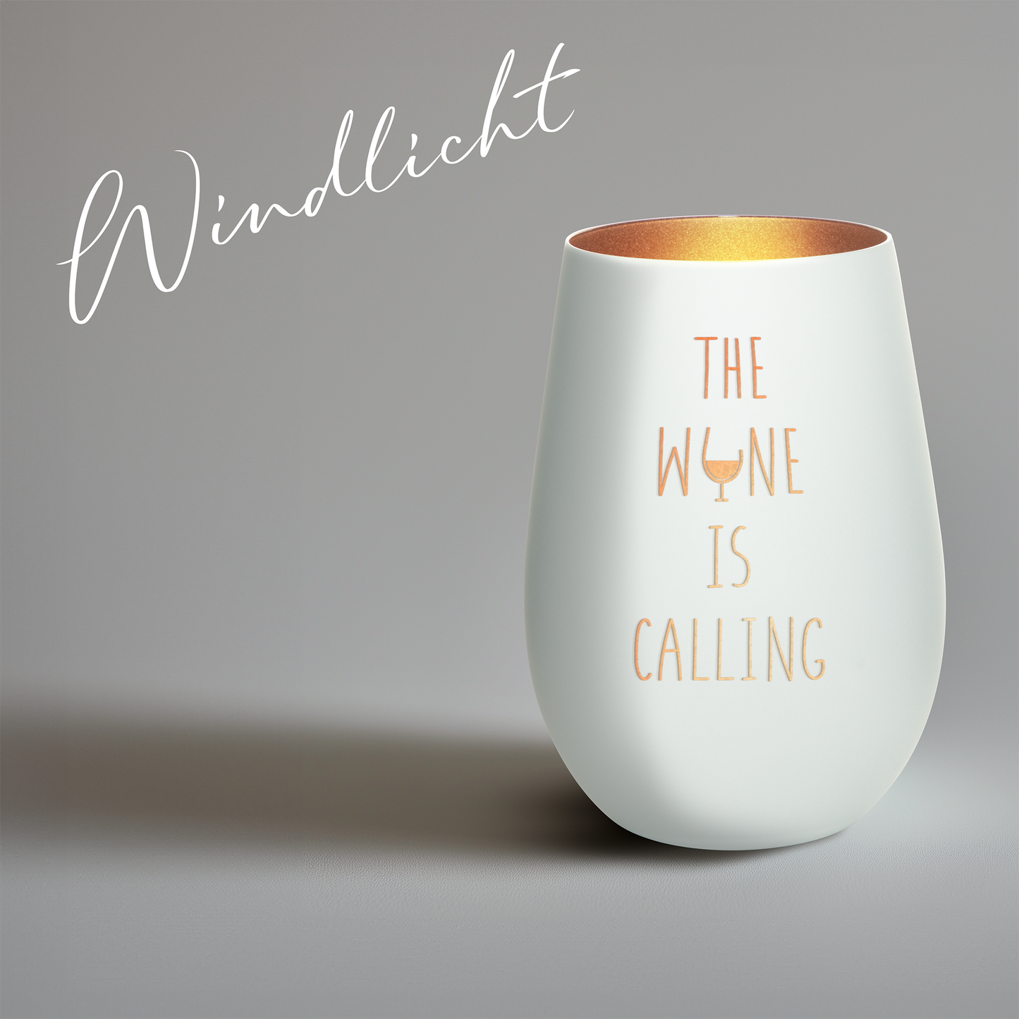 Hochwertiges Glas Windlicht mit Gravur "THE WINE IS CALLING" in der Farbe Weiß/Bronze