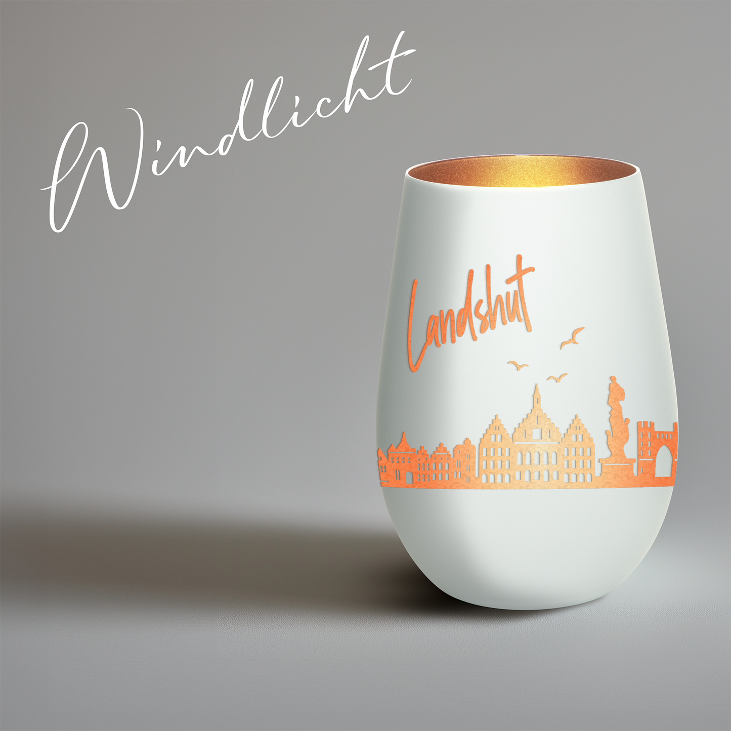 Hochwertiges Glas Windlicht mit Gravur "SKYLINE LANDSHUT" in der Farbe Weiß/Bronze