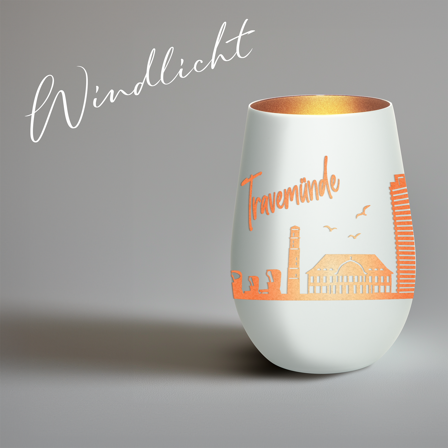 Hochwertiges Glas Windlicht mit Gravur "SKYLINE TRAVEMÜNDE" in der Farbe Weiß/Bronze