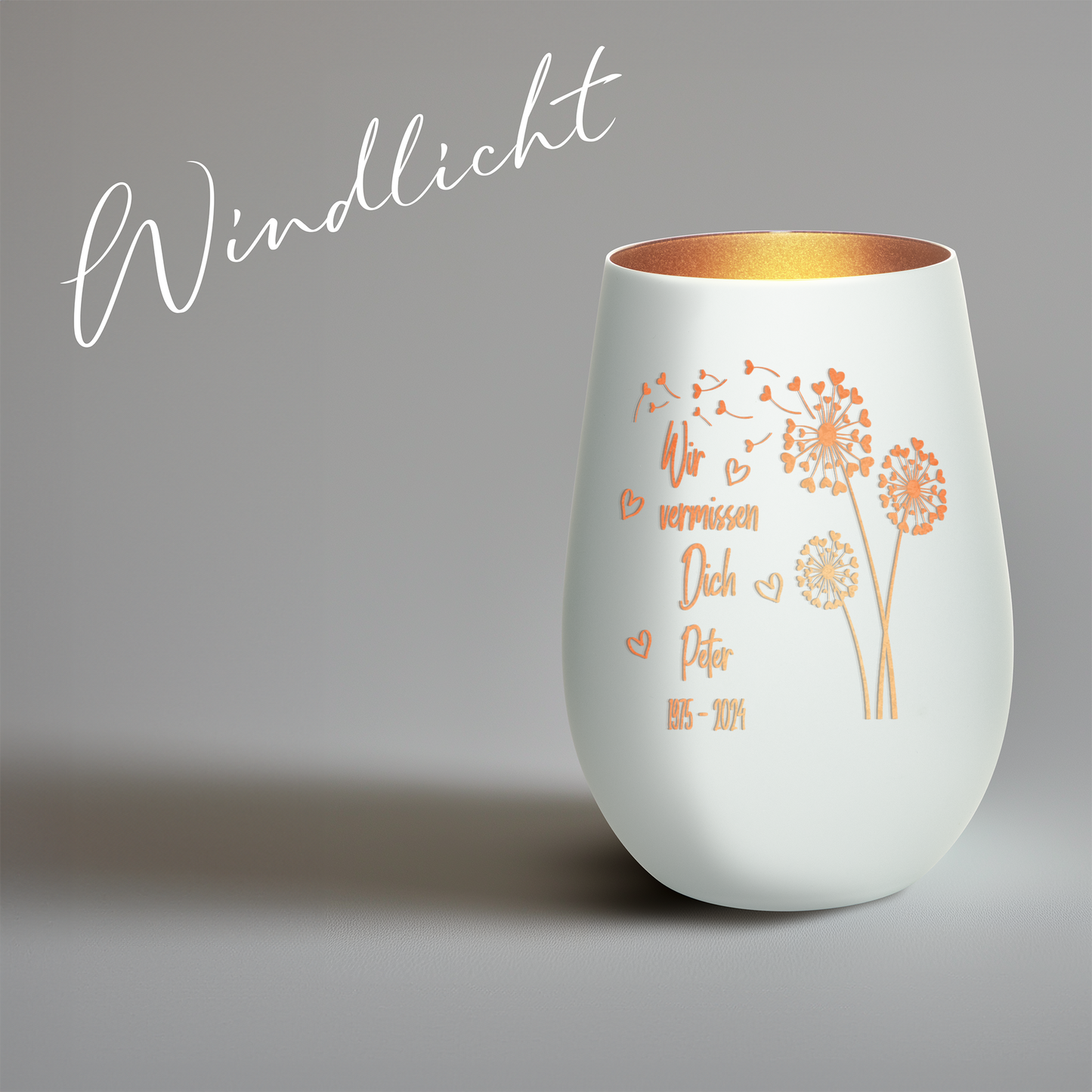 Hochwertiges Glas Windlicht mit Gravur als Trauerlicht "WIR VERMISSEN DICH" mit Wunschname in der Farbe Weiß/Bronze