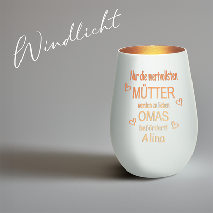 Hochwertiges Glas Windlicht mit Gravur "NUR DIE WERTVOLLSTEN MÜTTER WERDEN ZU LIEBEN OMAS" mit Wunschname in der Farbe Weiß/Bronze