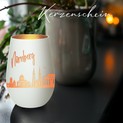 Hochwertiges Glas Windlicht mit Gravur "SKYLINE NÜRNBERG" in der Farbe Weiß/Bronze