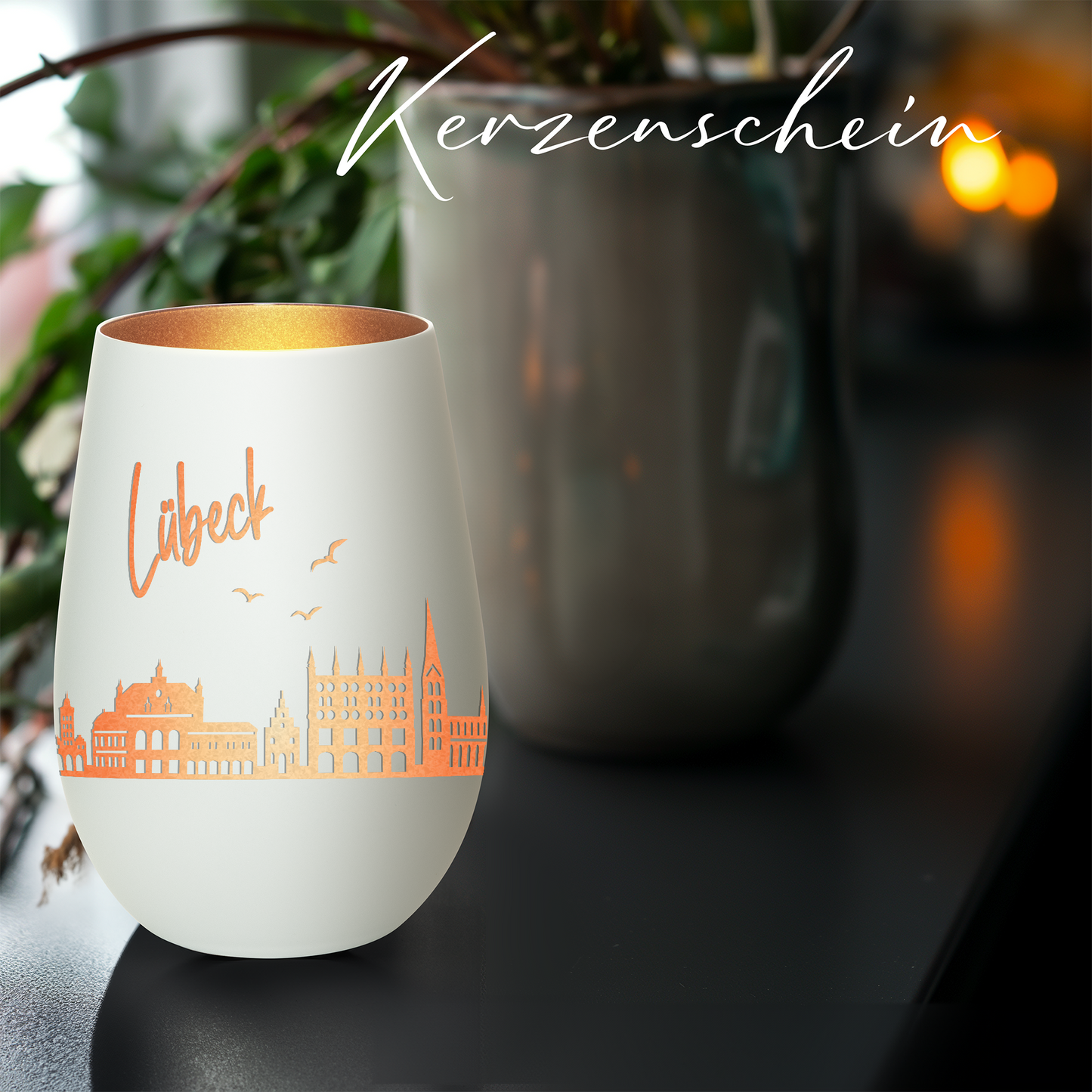 Hochwertiges Glas Windlicht mit Gravur "SKYLINE LÜBECK" in der Farbe Weiß/Bronze