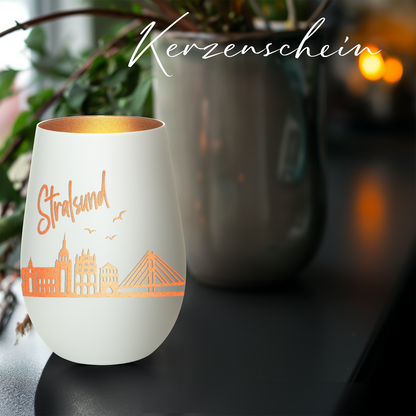 Hochwertiges Glas Windlicht mit Gravur "SKYLINE STRALSUND" in der Farbe Weiß/Bronze