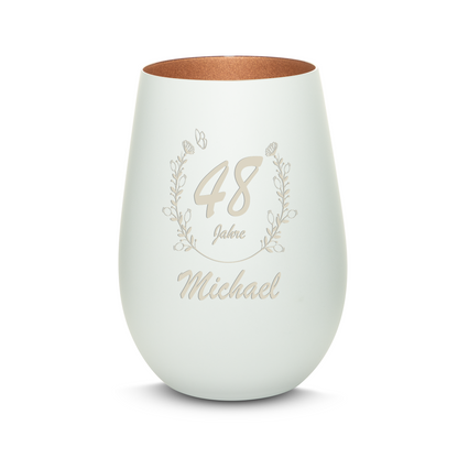Hochwertiges Glas Windlicht mit Gravur "GEBURTSTAG MIT BLUMENKRANZ" mit Wunschnamen und Datum in der Farbe Weiß/Bronze