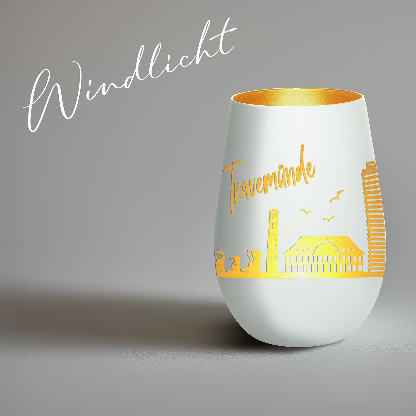 Hochwertiges Glas Windlicht mit Gravur "SKYLINE TRAVEMÜNDE" in der Farbe Weiß/Gold