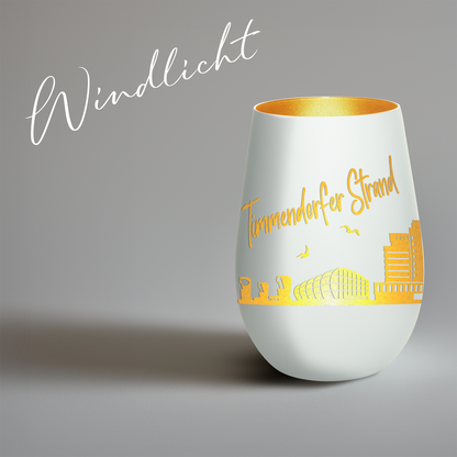 Hochwertiges Glas Windlicht mit Gravur "SKYLINE TIMMENDORFER STRAND" in der Farbe Weiß/Gold