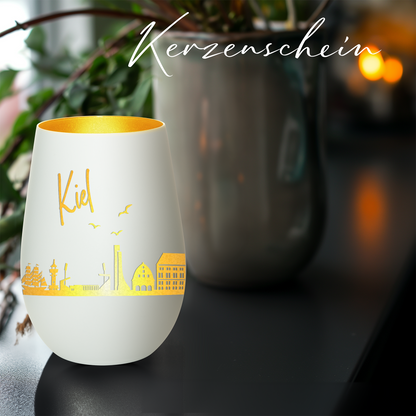 Hochwertiges Glas Windlicht mit Gravur "SKYLINE KIEL" in der Farbe Weiß/Gold