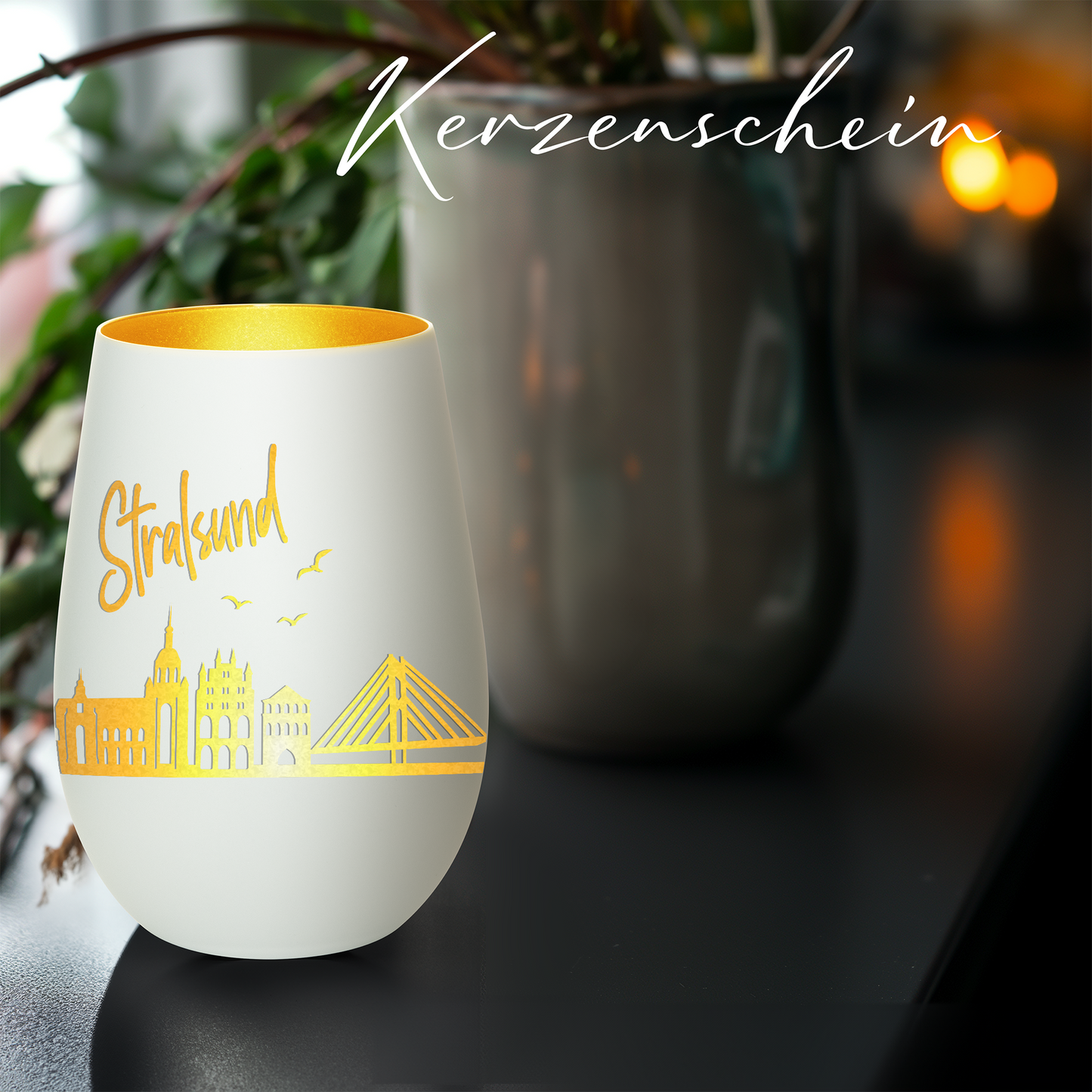 Hochwertiges Glas Windlicht mit Gravur "SKYLINE STRALSUND" in der Farbe Weiß/Gold