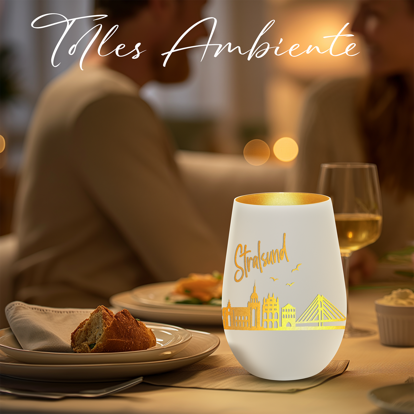 Hochwertiges Glas Windlicht mit Gravur "SKYLINE STRALSUND" in der Farbe Weiß/Gold