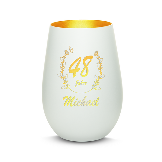 Hochwertiges Glas Windlicht mit Gravur "GEBURTSTAG MIT BLUMENKRANZ" mit Wunschnamen und Datum in der Farbe Weiß/Gold