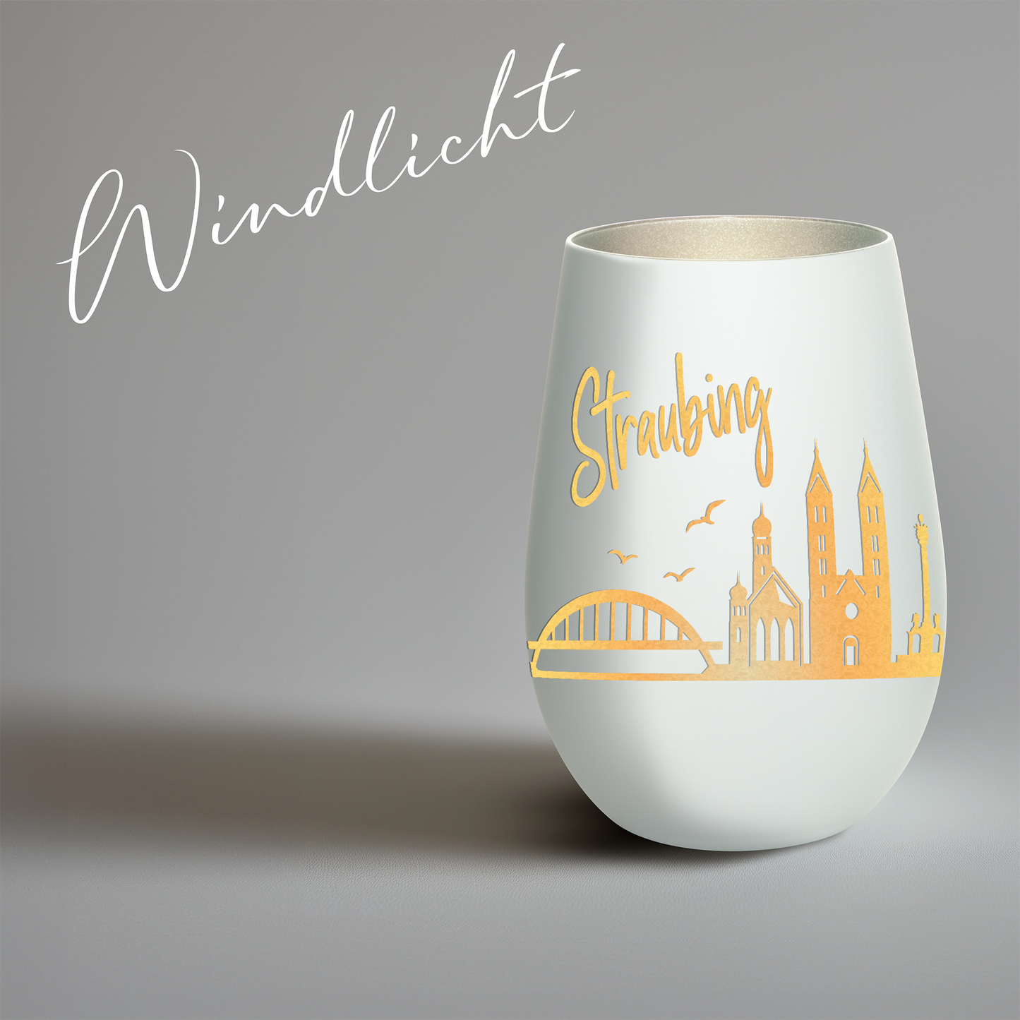 Hochwertiges Glas Windlicht mit Gravur "SKYLINE STRAUBING" in der Farbe Weiß/Silber