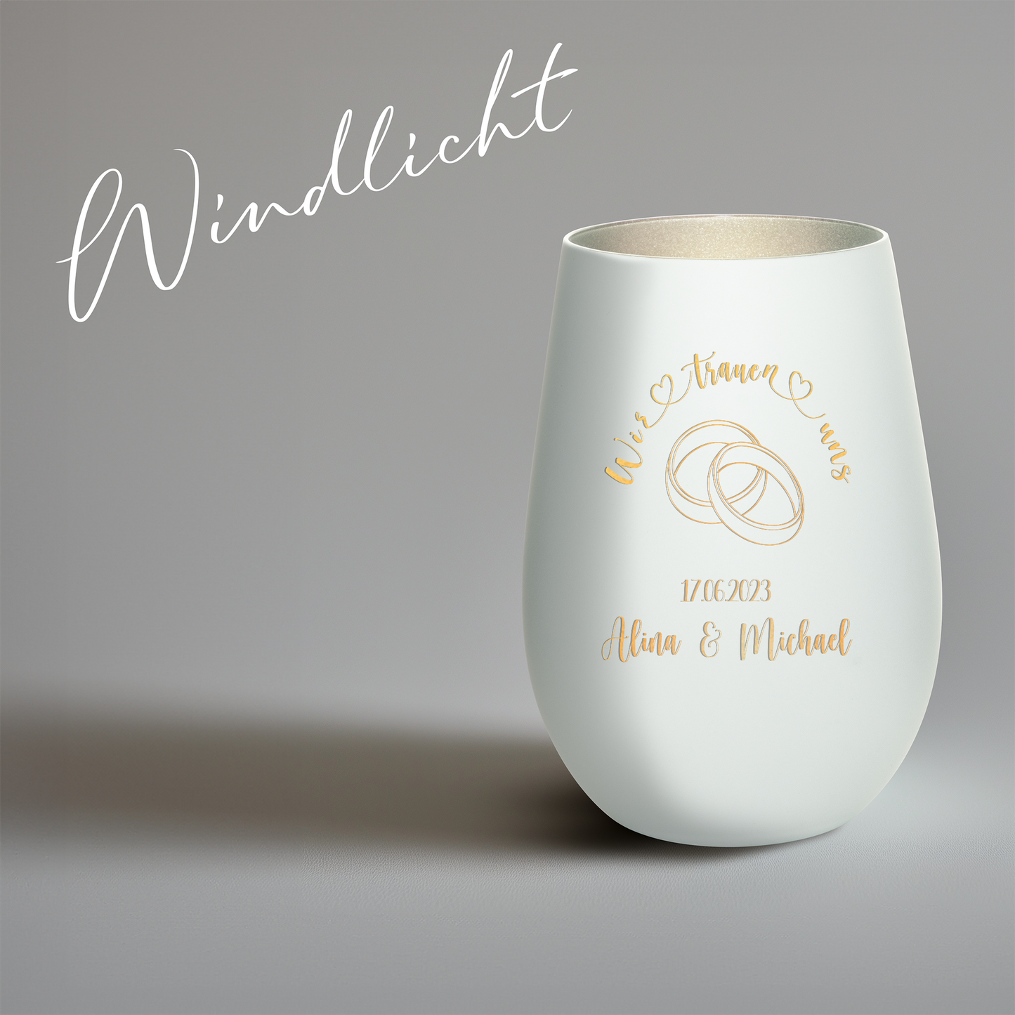 Hochwertiges Glas Windlicht mit Gravur "WIR TRAUEN UNS" Motiv Hochzeitsringe mit Wunschnamen und Datum in der Farbe Weiß/Silber
