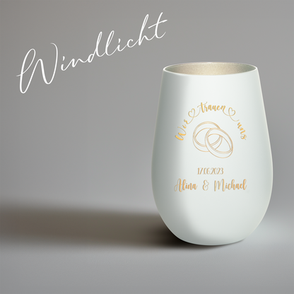 Hochwertiges Glas Windlicht mit Gravur "WIR TRAUEN UNS" Motiv Hochzeitsringe mit Wunschnamen und Datum in der Farbe Weiß/Silber