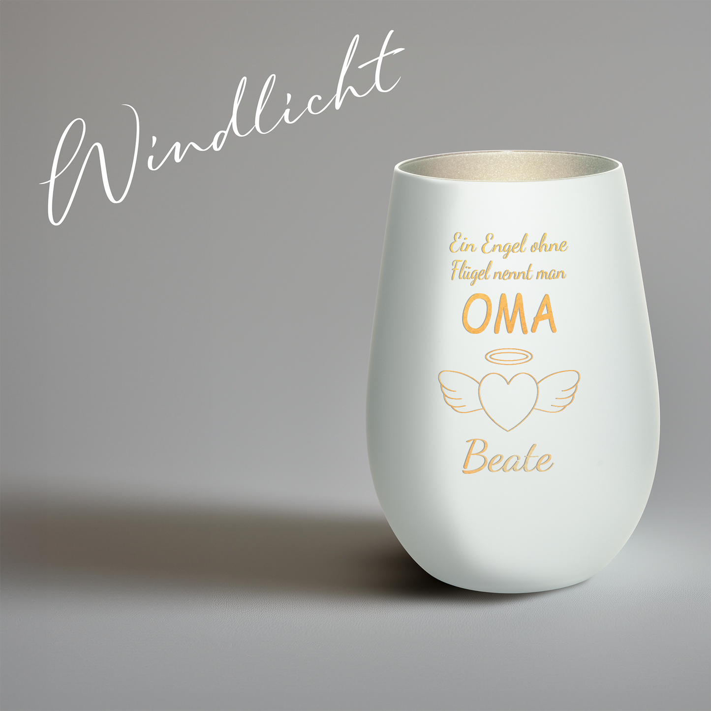 Hochwertiges Glas Windlicht mit Gravur "EIN ENGEL OHNE FLÜGEL NENNT MAN OMA" mit Wunschname in der Farbe Weiß/Silber