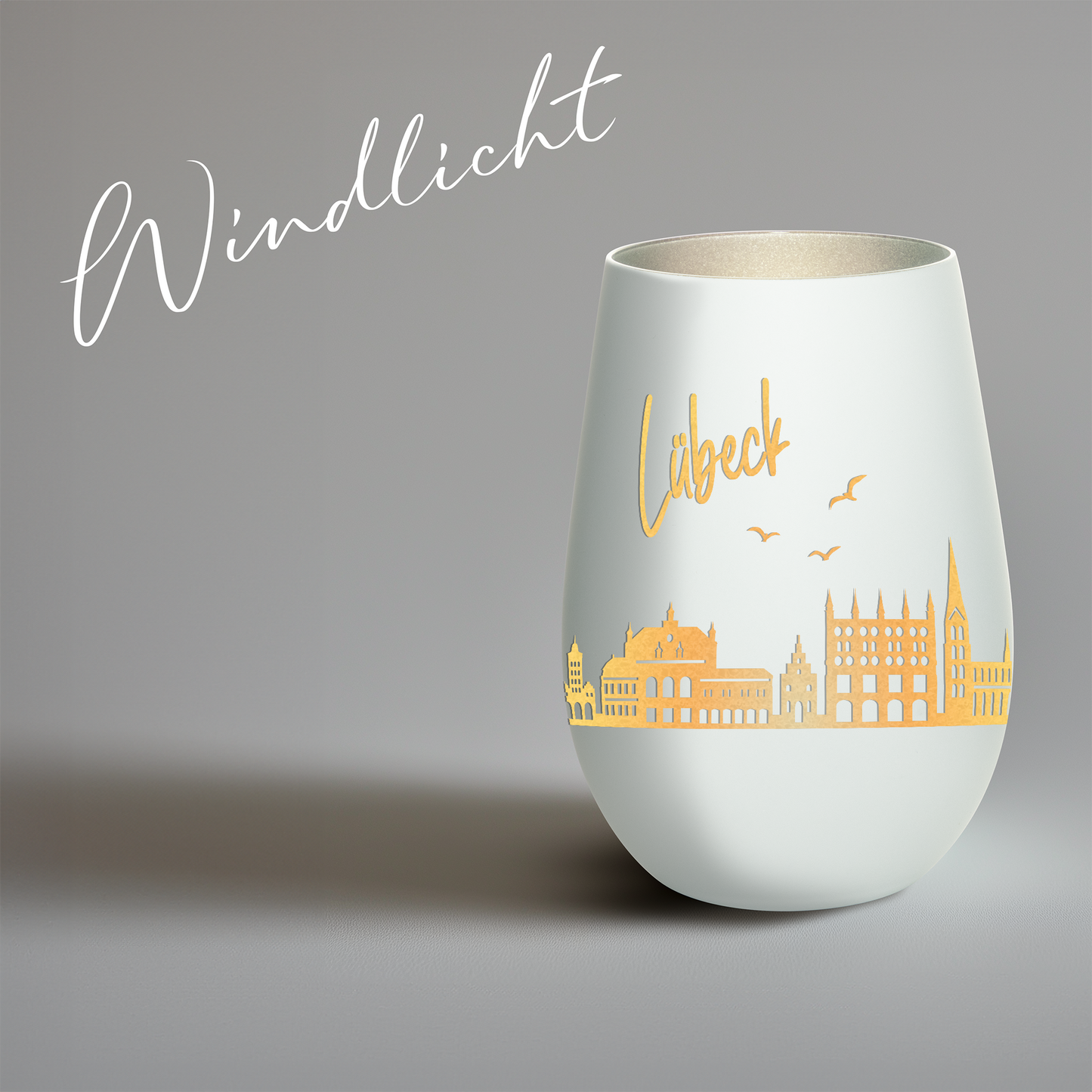 Hochwertiges Glas Windlicht mit Gravur "SKYLINE LÜBECK" in der Farbe Weiß/Silber