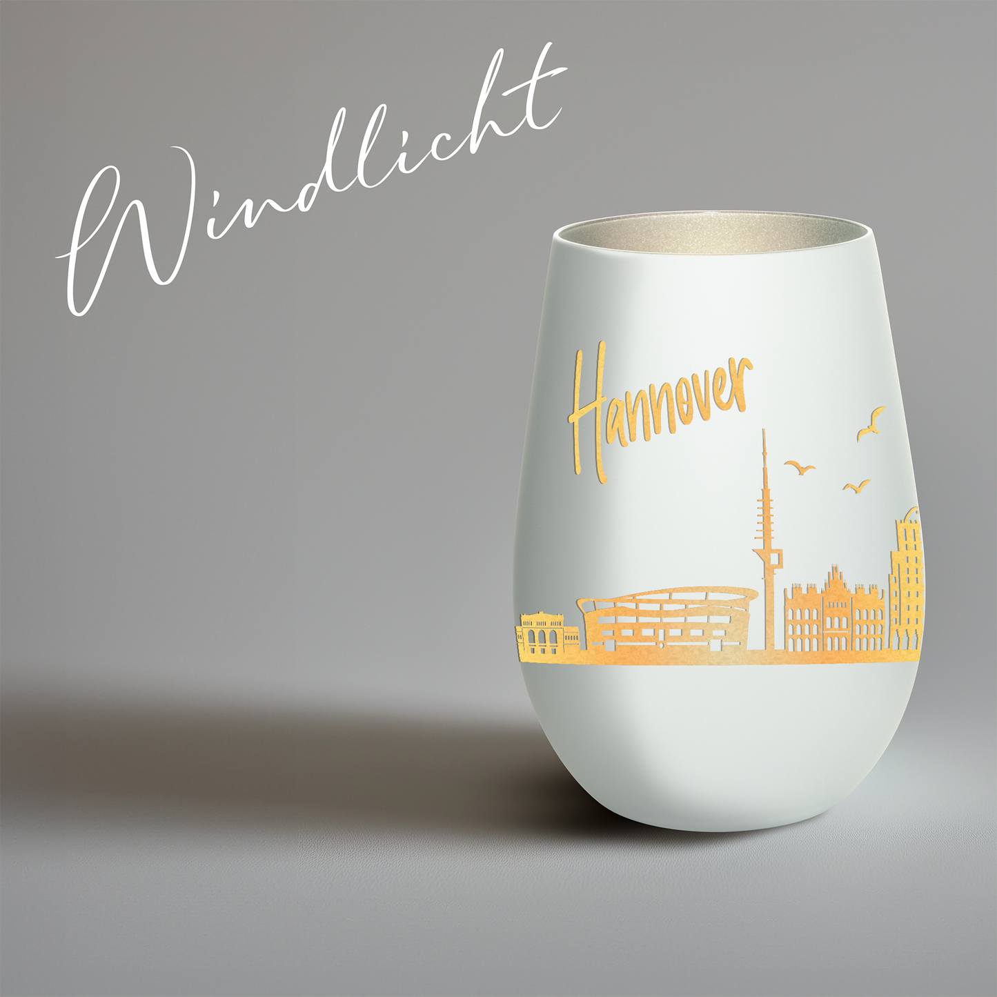 Hochwertiges Glas Windlicht mit Gravur "SKYLINE HANNOVER" in der Farbe Weiß/Silber