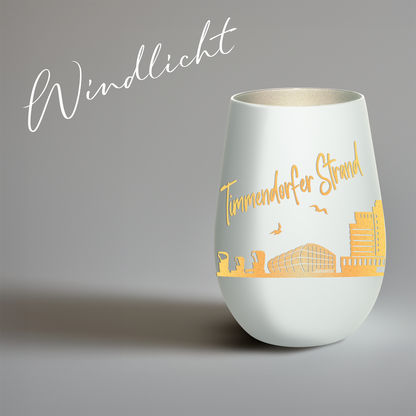 Hochwertiges Glas Windlicht mit Gravur "SKYLINE TIMMENDORFER STRAND" in der Farbe Weiß/Silber