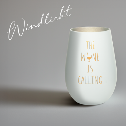 Hochwertiges Glas Windlicht mit Gravur "THE WINE IS CALLING" in der Farbe Weiß/Silber