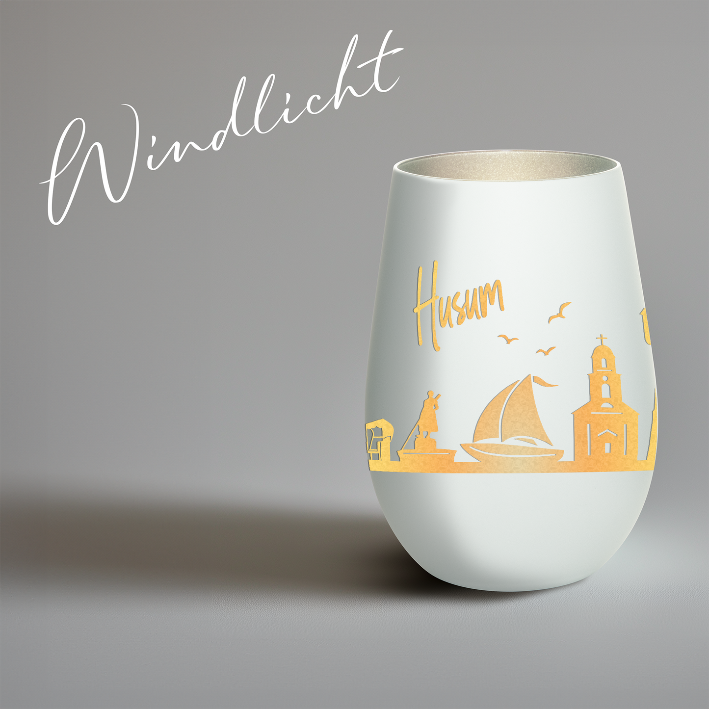 Hochwertiges Glas Windlicht mit Gravur "SKYLINE HUSUM" in der Farbe Weiß/Silber
