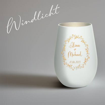 Hochwertiges Glas Windlicht mit Gravur "JAHRESTAG MIT BLUMENKRANZ" mit Wunschnamen und Datum in der Farbe Weiß/Silber