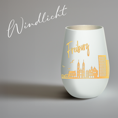 Hochwertiges Glas Windlicht mit Gravur "SKYLINE FREIBURG" in der Farbe Weiß/Silber