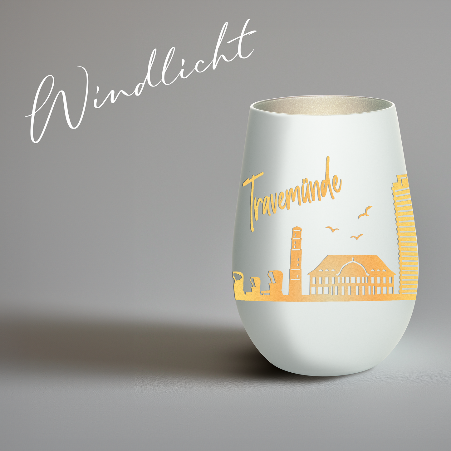 Hochwertiges Glas Windlicht mit Gravur "SKYLINE TRAVEMÜNDE" in der Farbe Weiß/Silber