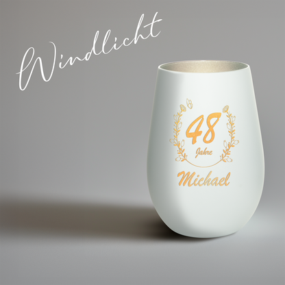 Hochwertiges Glas Windlicht mit Gravur "GEBURTSTAG MIT BLUMENKRANZ" mit Wunschnamen und Datum in der Farbe Weiß/Silber