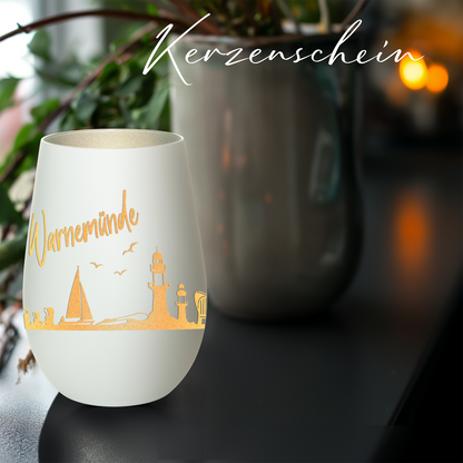 Hochwertiges Glas Windlicht mit Gravur "SKYLINE WARNEMÜNDE" in der Farbe Weiß/Silber