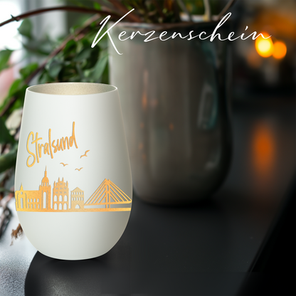 Hochwertiges Glas Windlicht mit Gravur "SKYLINE STRALSUND" in der Farbe Weiß/Silber